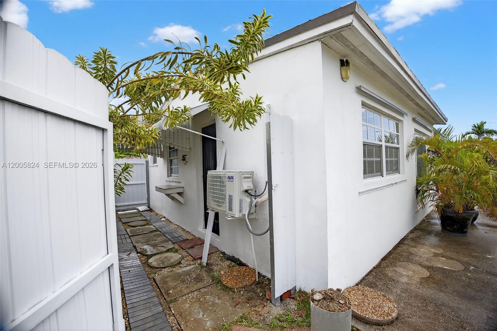 7941 SW 37th Ter studio