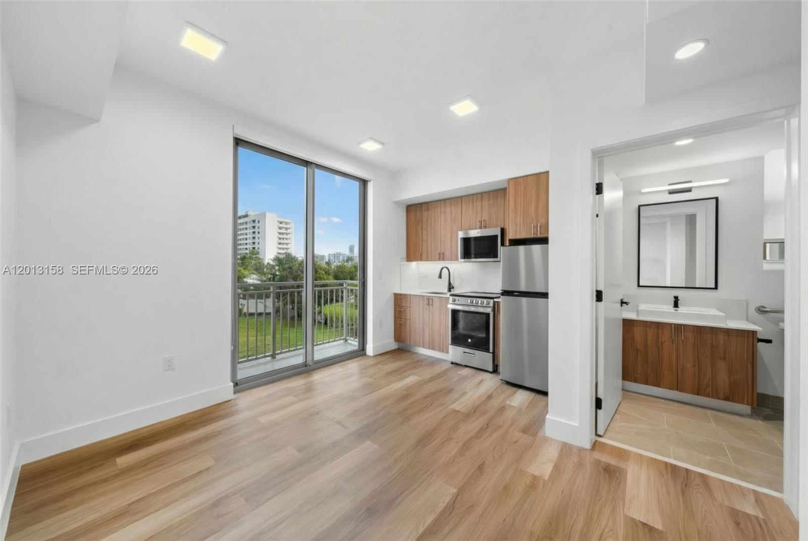 650 SW 1st St 306